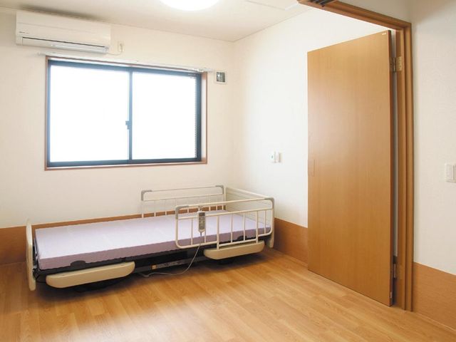 窓がある居室 居室 自然光が入る明るい居室で、木目調の床が温かみを感じさせます。広々とした空間で快適に過ごせます。