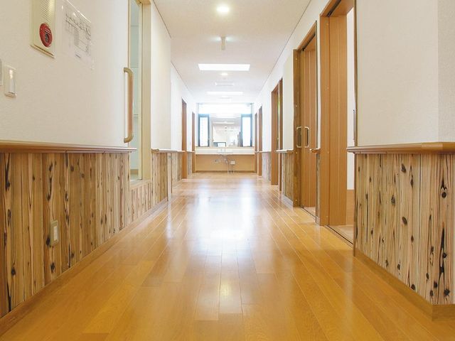 木目調の廊下 廊下 明るい木目調の廊下は、自然光が差し込み、温かい雰囲気が感じられます。