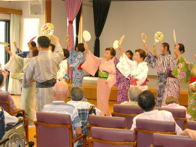 楽しいイベント風景 多目的室 人々が和装で楽しむイベントです。住人の方々がリラックスして過ごせる明るい空間です。