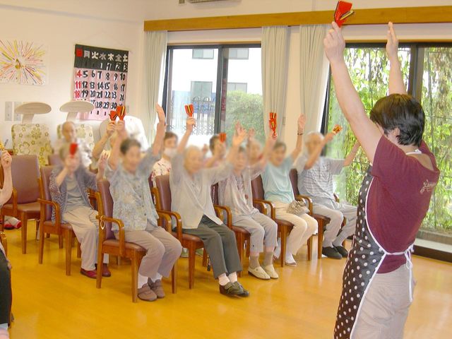 体操を楽しむ様子のラウンジ ラウンジ 明るいラウンジで、住人の皆さんが一緒に体操を楽しんでおられます。リフレッシュにぴったりの空間です。