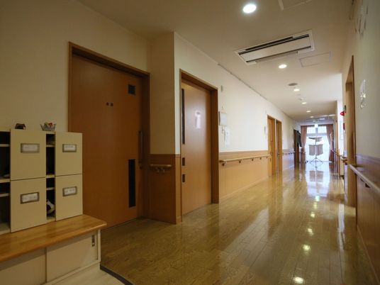 清潔な施設の廊下
