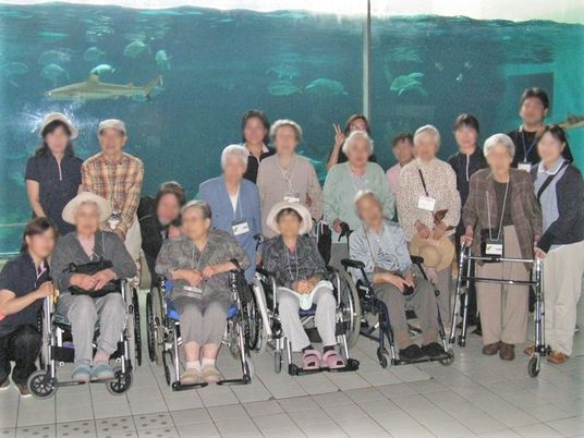 海中背景の集合写真
