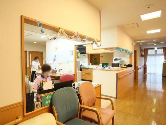 フェスティブな飾り付けの空間
