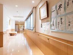 明るい廊下と掲示物
