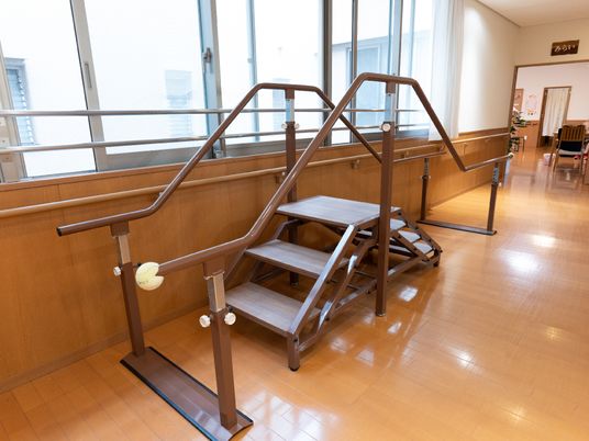 階段と手すりのある廊下