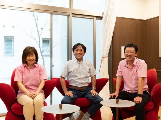 スタッフが笑顔のラウンジ