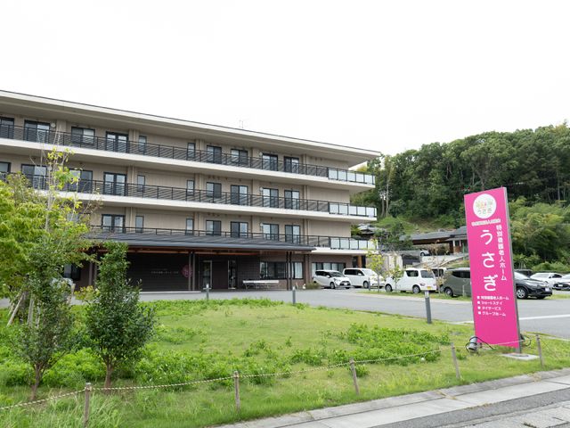広々としたエントランス風景 外観A 緑に囲まれ、落ち着いた雰囲気の外観です。明るく広いエントランスが迎えてくれます。