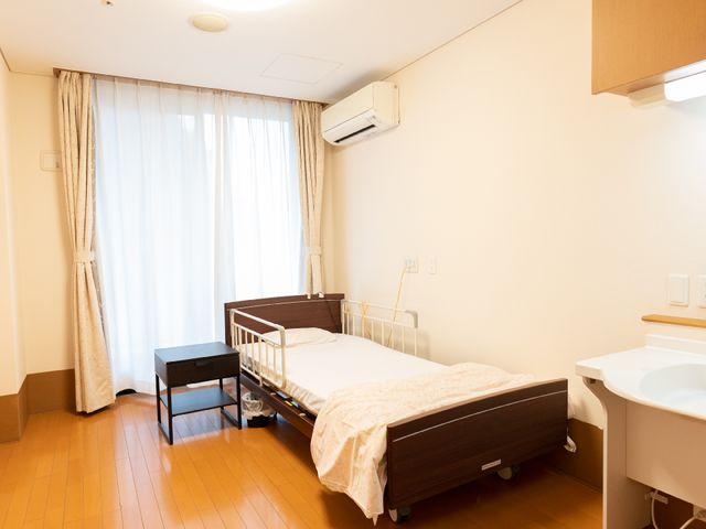 快適な個室居室 居室 清潔感のある居室は、十分な日照とエアコン完備で一人ひとりのゆとりある生活空間を提供しています。