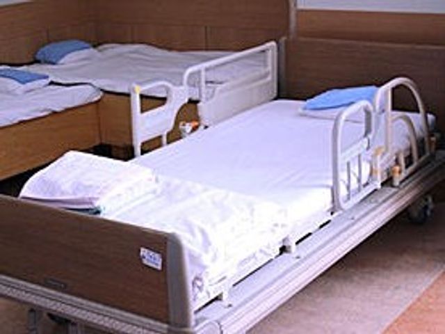 二台のベッドがある居室 居室   木目調の落ち着いた居室に、ベッドが2台並んでいます。就業時には、整理された空間づくりや安全な動線を確認しやすそうです。