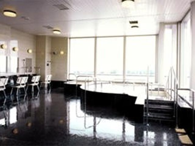 明るい食堂の窓辺 食堂   大きな窓から光が入る、開放感のある食堂です。就業時の動線や見守りのしやすさをイメージしやすい空間です。