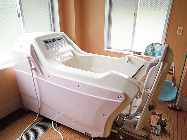 快適な設備の浴室 浴室 広々とした清潔感ある浴室です。リフトを備え、安心して利用できる環境が整っております。