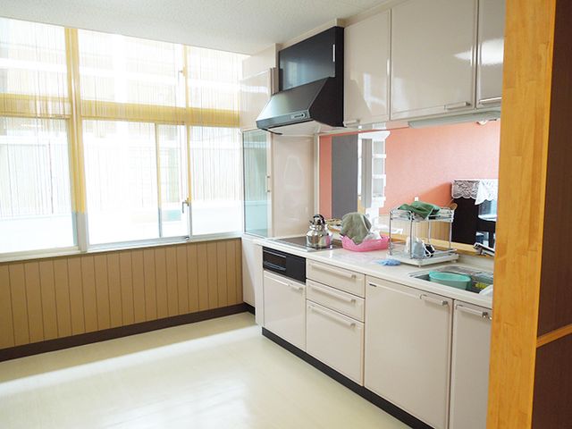 明るくきれいなキッチン キッチン 日差しが差し込む清潔感あるキッチンです。家庭的な雰囲気で料理をお楽しみいただけます。