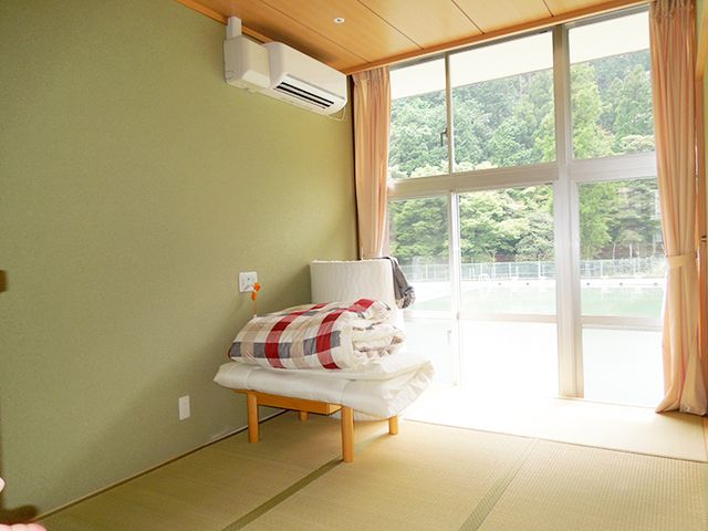 ゆとりのある和室 居室 広々とした和室で心地よい光が差し込んでおり、落ち着いた時間をお過ごしいただけます。