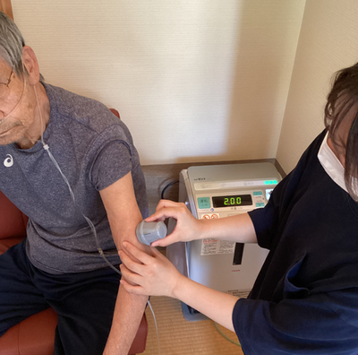 ケアを受ける男性の居室