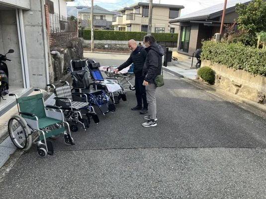 車いすが並ぶ外の通路  