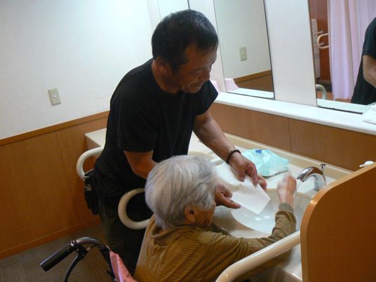 介助される様子の洗面台