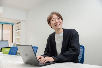 笑顔のスタッフの姿