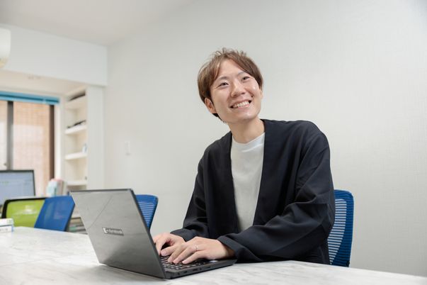 笑顔のスタッフの姿
