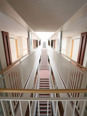 見上げる廊下の皿手すり