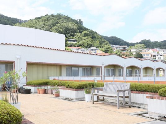 中庭の景色とベンチ
