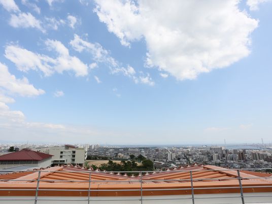 都市の景色と青空