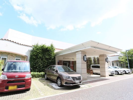 白い建物の明るいエントランス