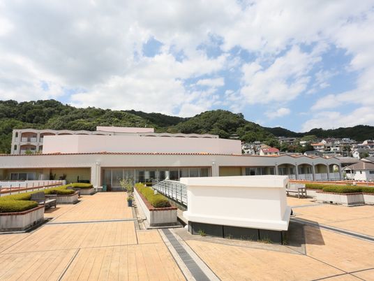 広い中庭付き施設外観