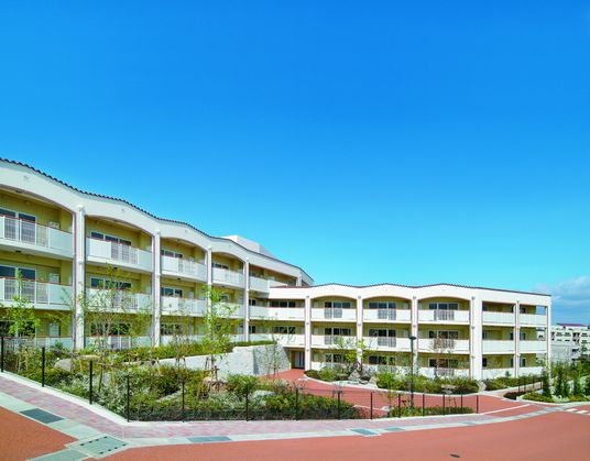 広々とした外観