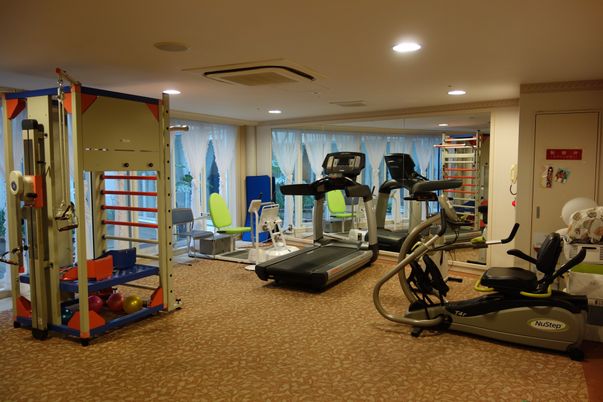 各種トレーニング機器が揃う室内