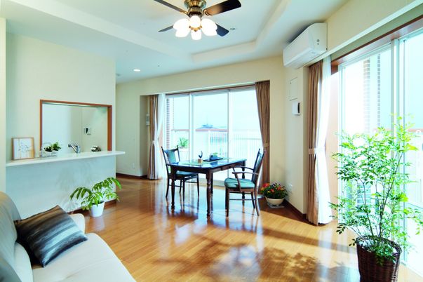 広々と明るいリビング