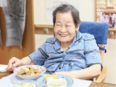 笑顔の高齢女性と食事