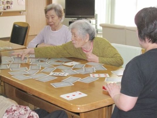 カードゲームをする人々