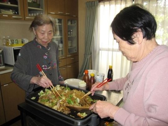 高齢女性二人の料理活動