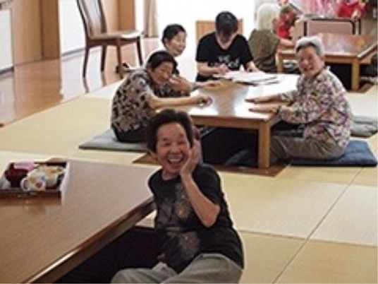 笑顔の方々和室で活動