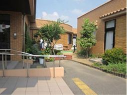 暖かい印象の中庭