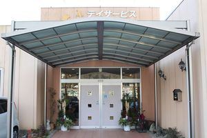 ガラス扉のある明るいエントランス