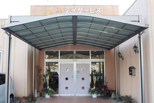 ガラス扉のある明るいエントランス