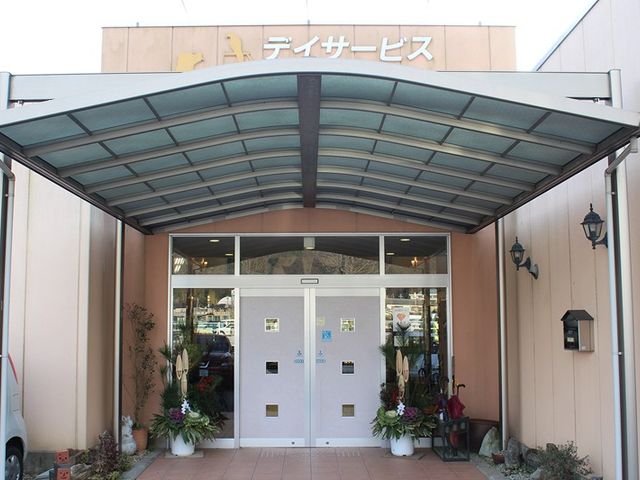 ガラス扉のある明るいエントランス エントランス 植物が飾られた清潔感のあるエントランス。車椅子でも安心して出入りできる造りです。