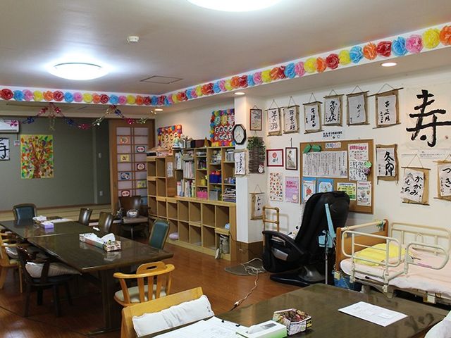 居心地の良い居室 居室 落ち着いた色合いの居室です。手作りの飾りが空間に温かみを与えています。