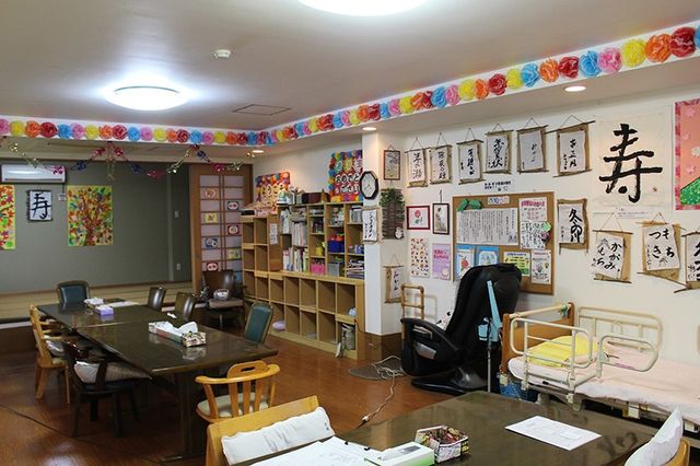 居心地の良い居室 居室 落ち着いた色合いの居室です。手作りの飾りが空間に温かみを与えています。