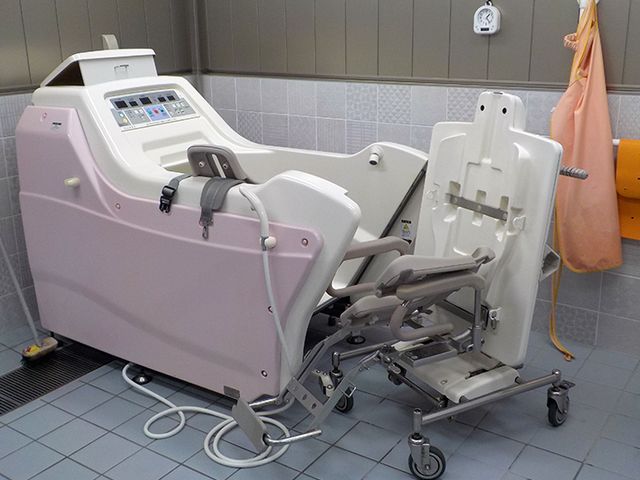 快適な浴室設備 浴室 ゆったりとした入浴が叶う設備です。安全に配慮したバスリフトが設置されております。
