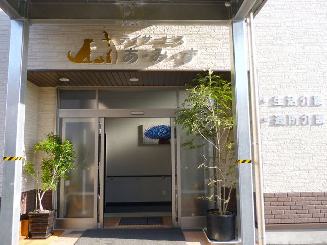 エントランスの様子 エントランス 温かみのあるデザインのエントランスです。広々としており、出入りしやすい造りになっています。