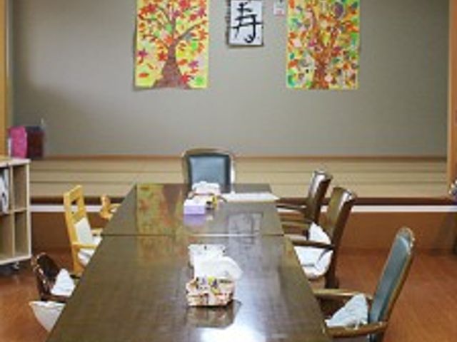 居心地の良い食堂 食堂 ゆったりとした食事の時間を過ごせる落ち着いた食堂です。木製のテーブルと椅子が温かみを感じさせ、寄り添って過ごせる空間が広がっています。