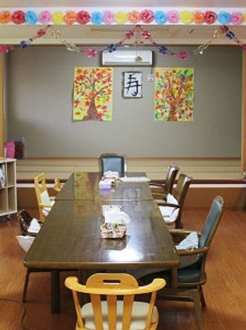 居心地の良い食堂 食堂 ゆったりとした食事の時間を過ごせる落ち着いた食堂です。木製のテーブルと椅子が温かみを感じさせ、寄り添って過ごせる空間が広がっています。