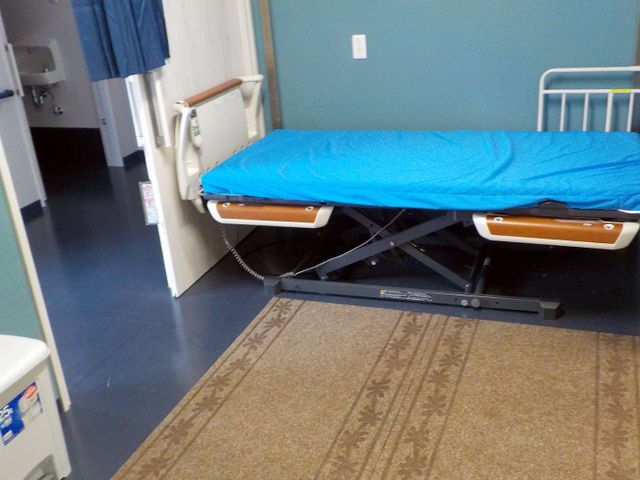 機能訓練用ベッドのある部屋 機能訓練室 広々としたスペースにある機能訓練用ベッドです。周辺には柔らかな光が差し込む窓があり、明るい空間でトレーニングが行えます。
