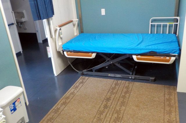 機能訓練用ベッドのある部屋 機能訓練室 広々としたスペースにある機能訓練用ベッドです。周辺には柔らかな光が差し込む窓があり、明るい空間でトレーニングが行えます。