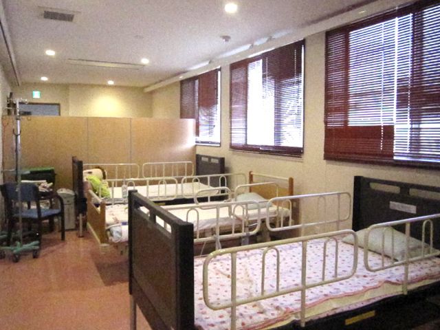 ゆったりとした居室 居室 落ち着いた色合いの居室です。ベッドが複数設置され、安らぎの空間が保たれています。