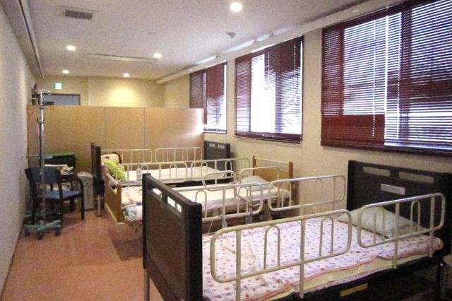 ゆったりとした居室 居室 落ち着いた色合いの居室です。ベッドが複数設置され、安らぎの空間が保たれています。