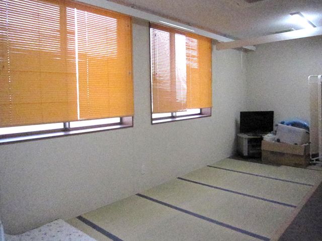 居心地の良い和室 居室 ゆったりとした和室で心安らぐ空間です。窓からの自然光が心地よい明るさを提供します。