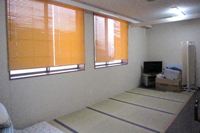 居心地の良い和室 居室 ゆったりとした和室で心安らぐ空間です。窓からの自然光が心地よい明るさを提供します。
